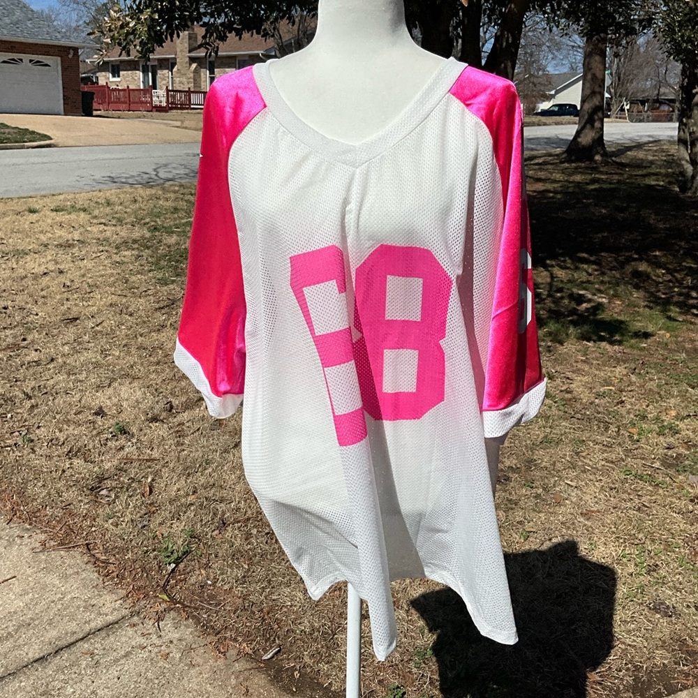 Women's Pink and White Sports Top. Lightweight.   size 5X. Super cute. Like new.